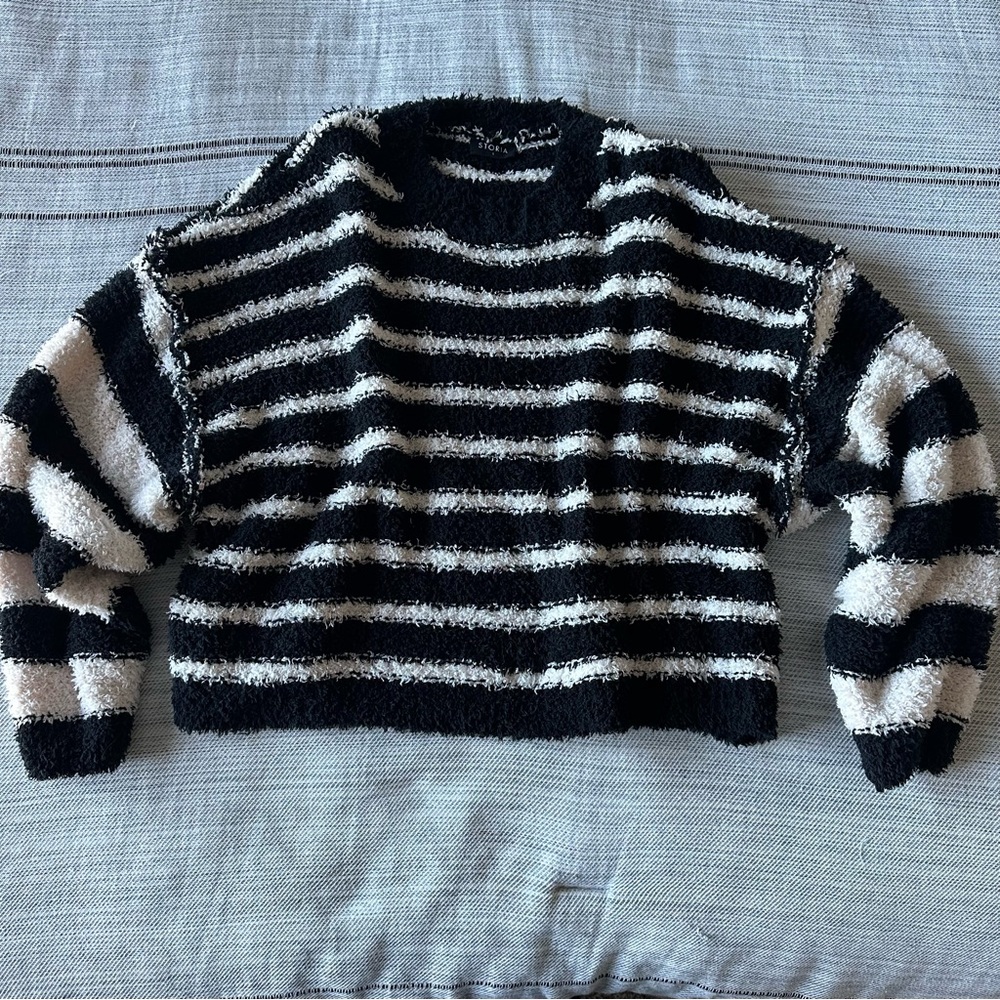 Storia Shaggy Cropped Sweater Black & Cream Stripes Size Small